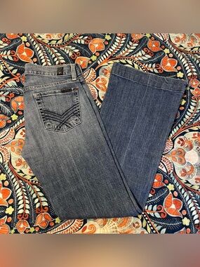 Seven for all mankind lightwash lowrise bootcut jeans with cute pocket designs